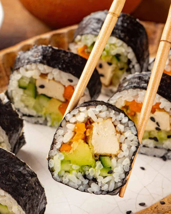 Suši ar avokado un tofu