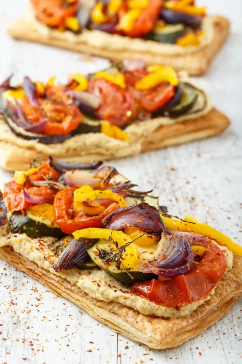 Tarte ar humosu un krāsnī ceptiem dārzeņiem