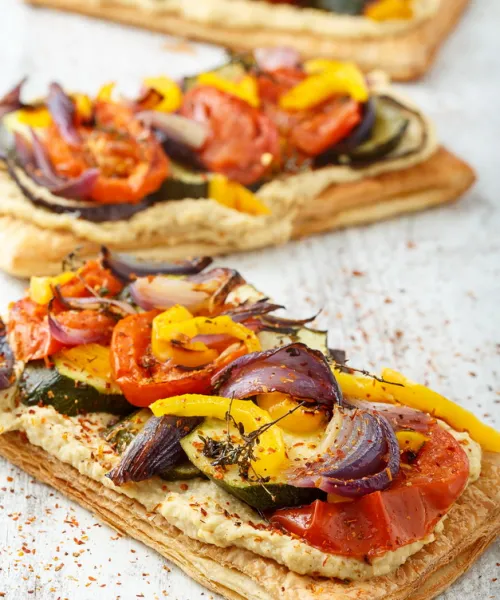 Tarte ar humosu un krāsnī ceptiem dārzeņiem