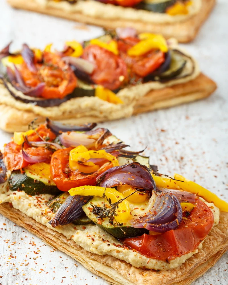 Tarte ar humosu un krāsnī ceptiem dārzeņiem