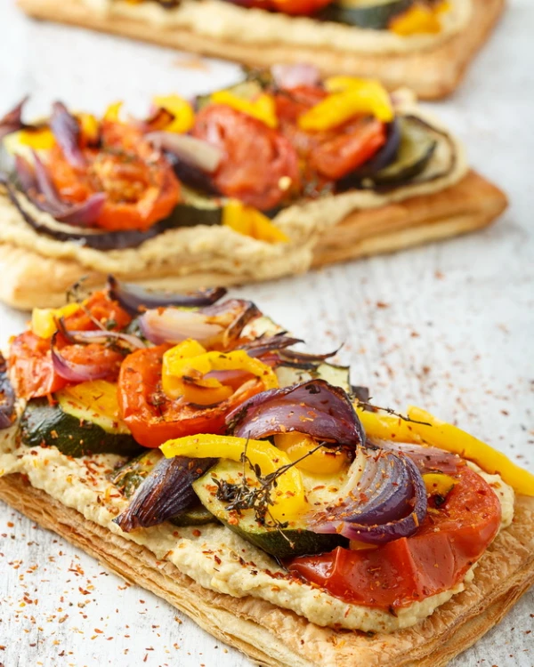 Tarte ar humosu un krāsnī ceptiem dārzeņiem