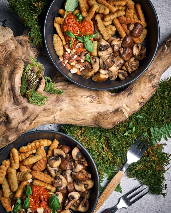 Tofu ņoki ar tomātu pesto un mandelēm