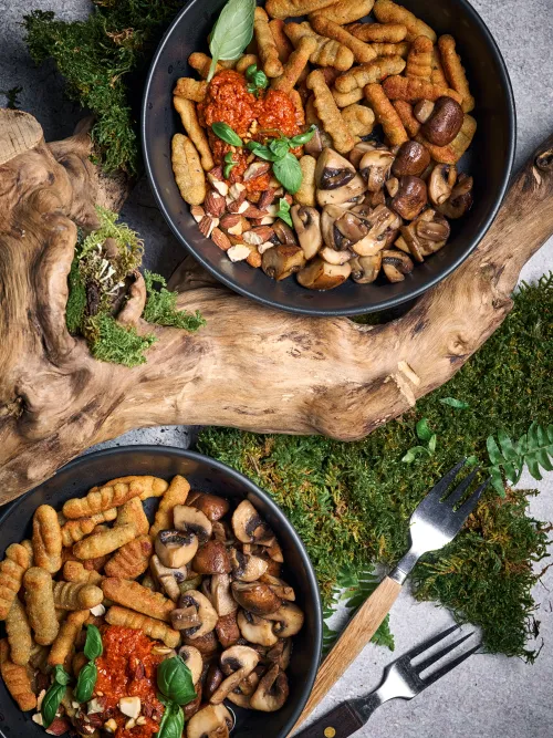 Tofu ņoki ar tomātu pesto un mandelēm