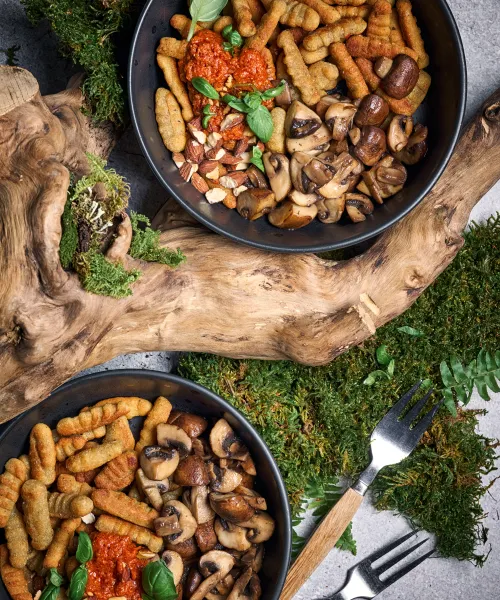 Tofu ņoki ar tomātu pesto un mandelēm