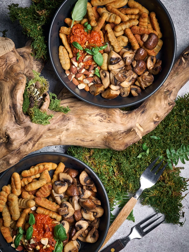 Tofu ņoki ar tomātu pesto un mandelēm