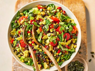 Tomātu un melno pupiņu tako salāti