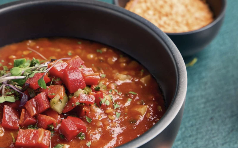 Pikantā tomātu un lēcu zupa ar grilētu papriku