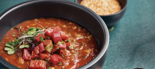 Pikantā tomātu un lēcu zupa ar grilētu papriku