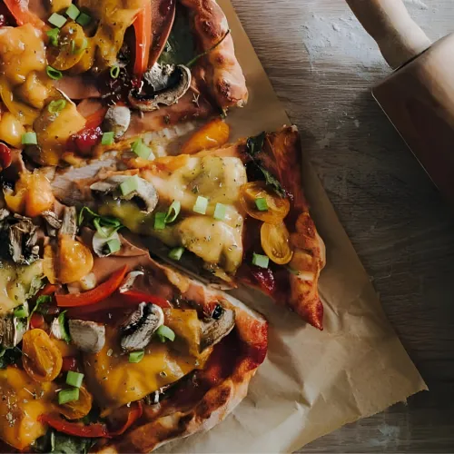 Pica ar sojas malto “gaļu”, sēnēm un tomātiem