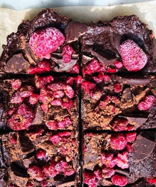 Aveņu-šokolādes brauniji (bez cepšanas)