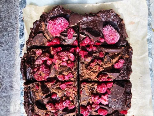 Aveņu-šokolādes brauniji (bez cepšanas)