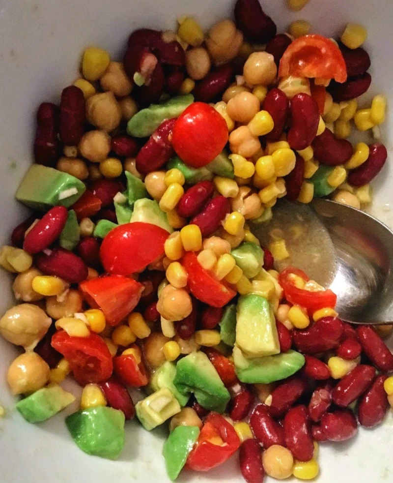 Avokado un pupiņu salāti