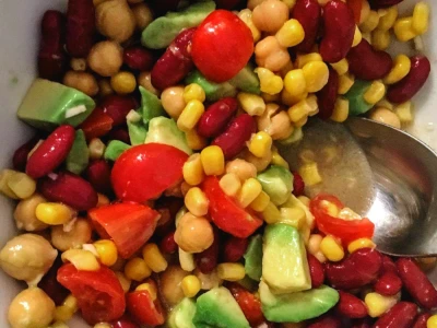 Avokado un pupiņu salāti