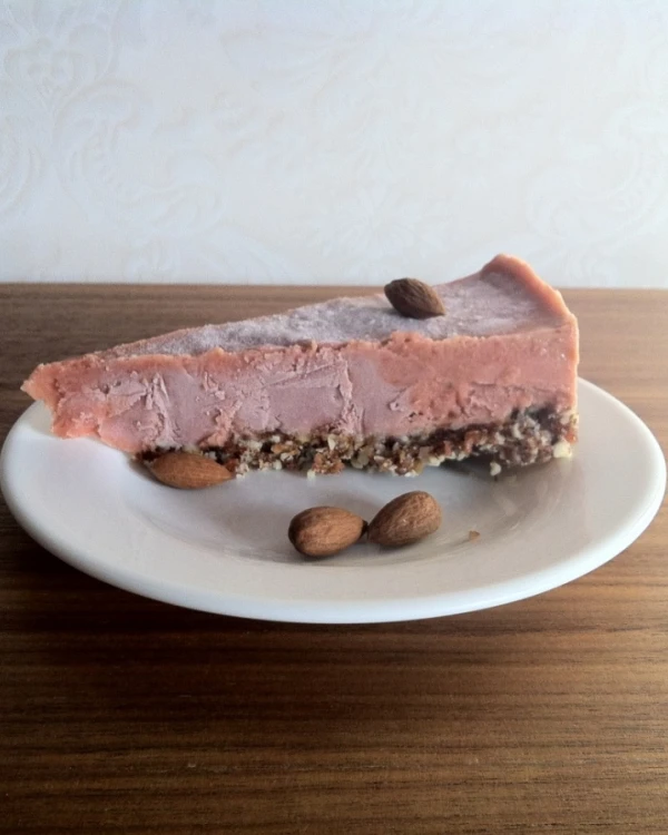 Avokado un zemeņu svaigā kūka