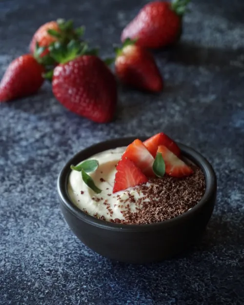 Baltās šokolādes muss ar ogām