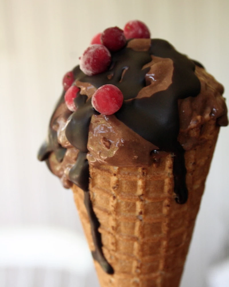 Banānu saldējums ar šokolādes mērci