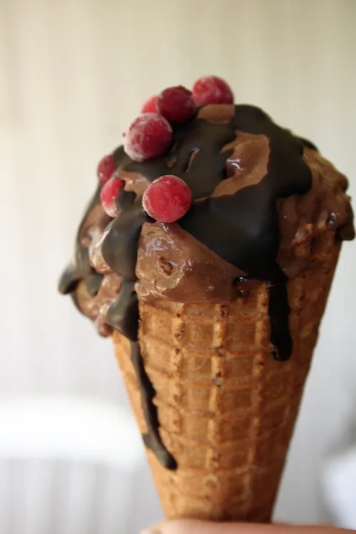 Banānu saldējums ar šokolādes mērci