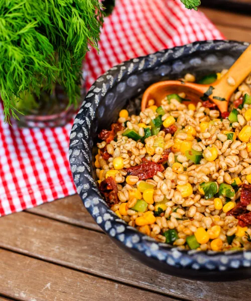 Grūbu salāti ar saulē kaltētiem tomātiem un kukurūzu