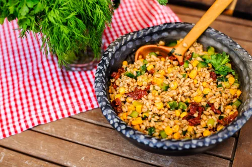 Grūbu salāti ar saulē kaltētiem tomātiem un kukurūzu