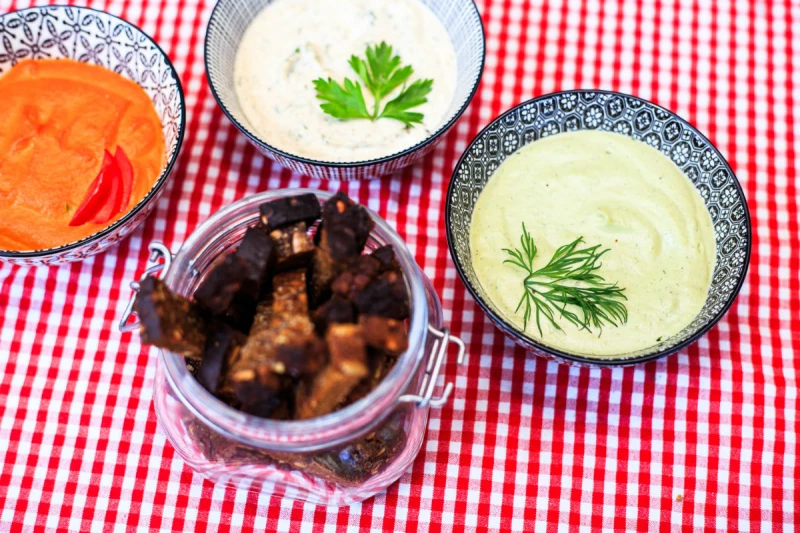 Ķiploku grauzdiņi + trīs mērcītes