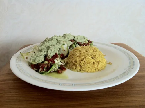 Kokosriekstu pienā vārīti brūnie rīsi un dārzeņu salāti ar Indijas riekstu mērci