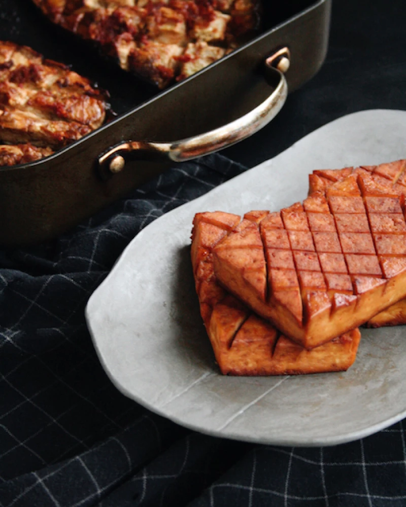 Krāsnī cepts marinēts tofu un baklažāns