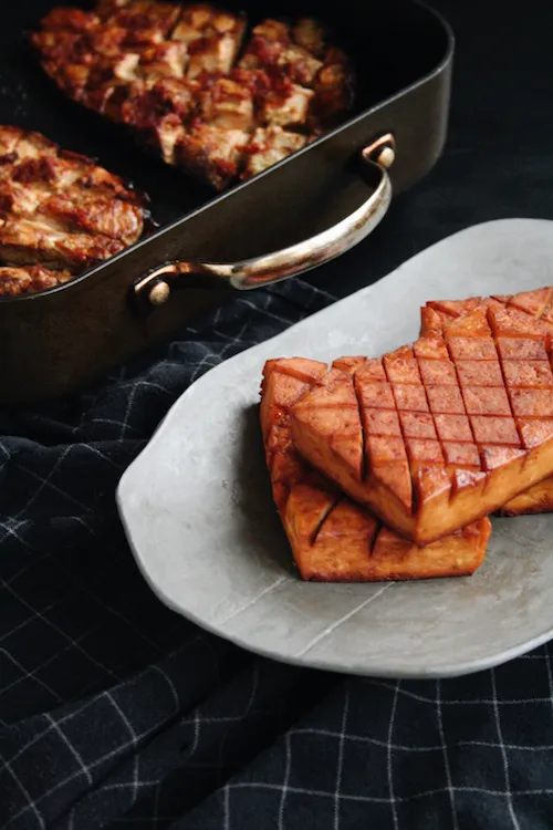 Krāsnī cepts marinēts tofu un baklažāns