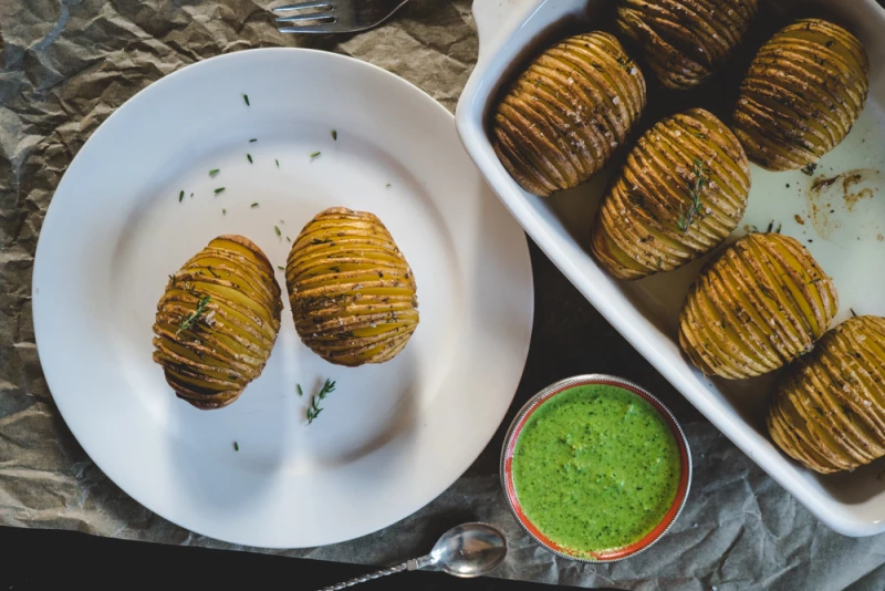 Kraukšķīgie “Hasselback” kartupeļi ar pētersīļu pesto
