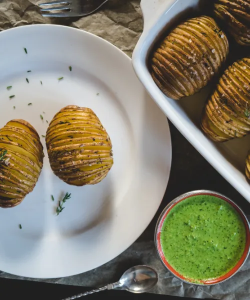 Kraukšķīgie “Hasselback” kartupeļi ar pētersīļu pesto