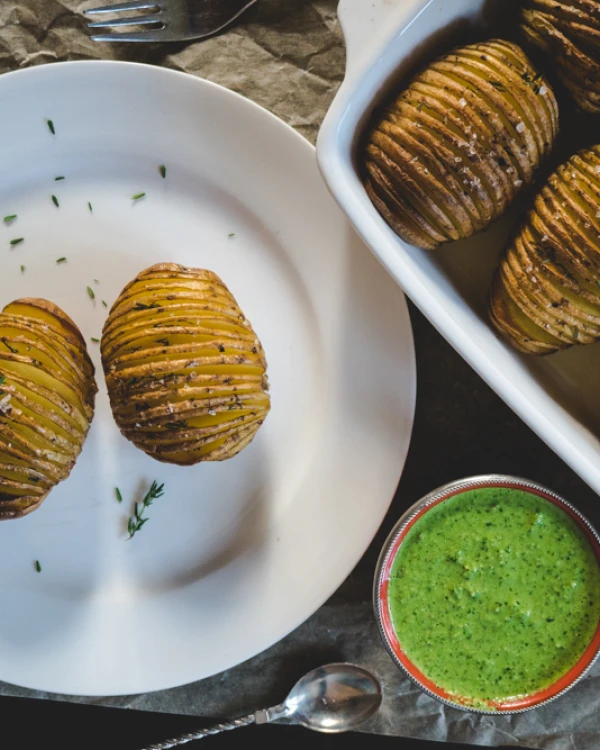 Kraukšķīgie “Hasselback” kartupeļi ar pētersīļu pesto