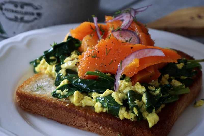 Kūpinātā burkānlaša un tofu skrambls