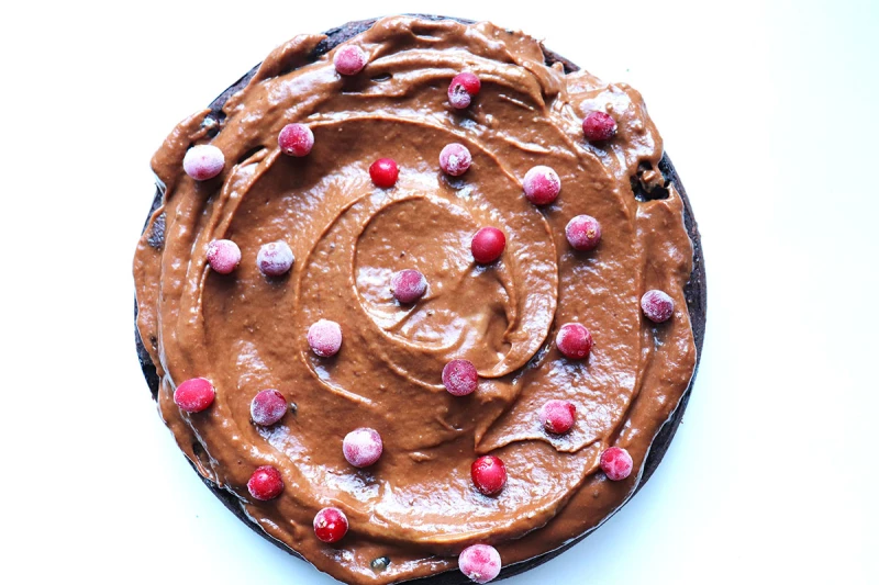 Melno pupiņu-šokolādes kūka ar saldā kartupeļa krēmu