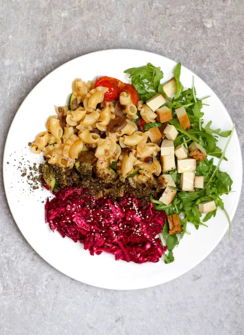 Pasta ar dārzeņiem un biešu salātiem