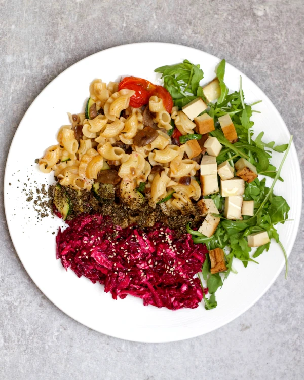 Pasta ar dārzeņiem un biešu salātiem