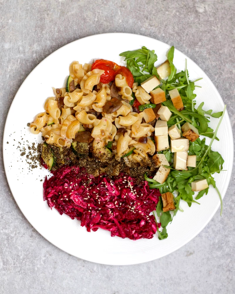 Pasta ar dārzeņiem un biešu salātiem