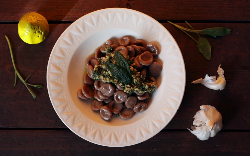 Paštaisīta kastaņu “orecchiette” pasta ar salvijas pesto