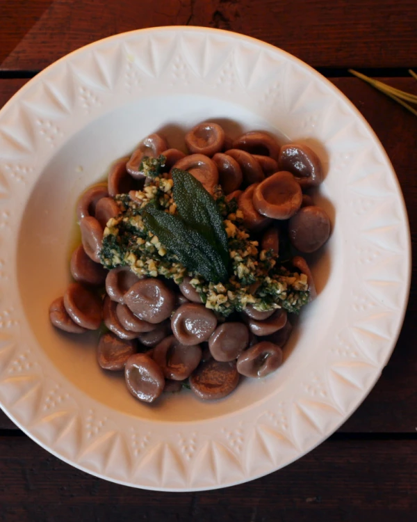 Paštaisīta kastaņu “orecchiette” pasta ar salvijas pesto