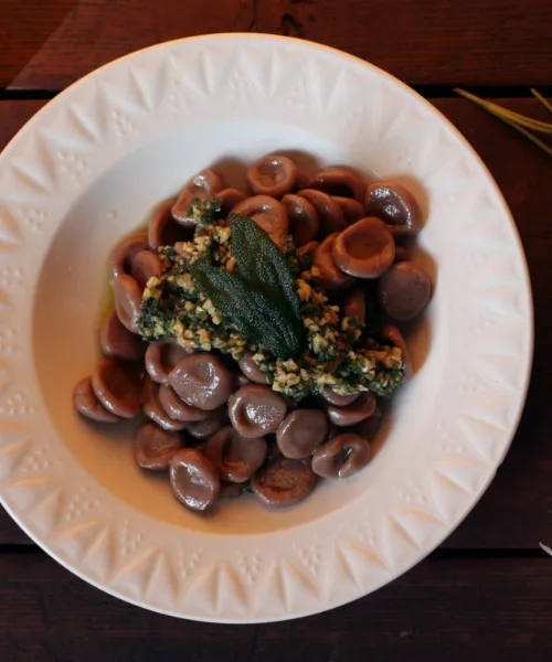Paštaisīta kastaņu “orecchiette” pasta ar salvijas pesto