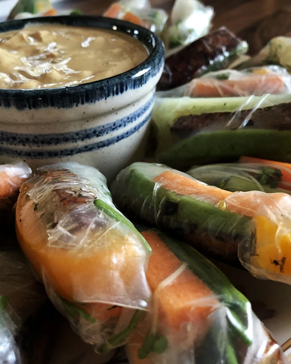 Pavasara rullīši ar dārzeņiem un tofu