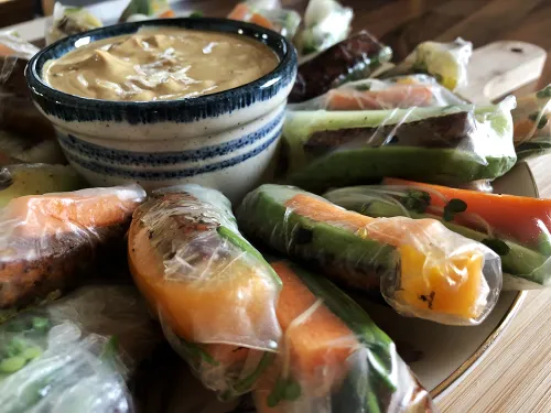 Pavasara rullīši ar dārzeņiem un tofu