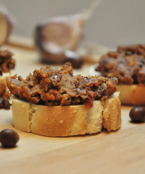 Pelēko zirņu humoss ar saulē kaltētiem tomātiem