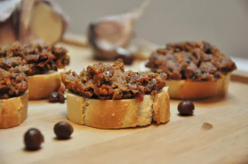 Pelēko zirņu humoss ar saulē kaltētiem tomātiem