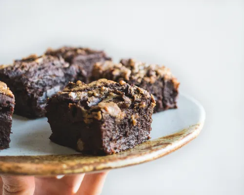 Saldā kartupeļa braunijs ar zemesriekstu sviesta virpuli