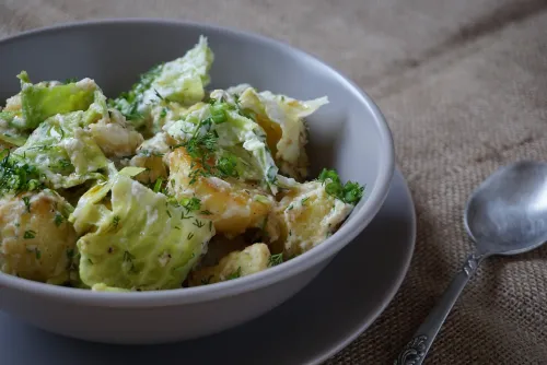 Savojas kāposti ar kartupeļiem un mārrutku mērci