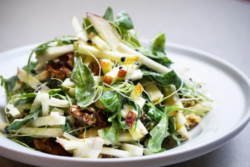 Selerijas saknes un ābolu salāti