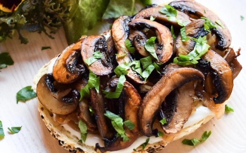 Trifelētas maizītes ar sēnēm