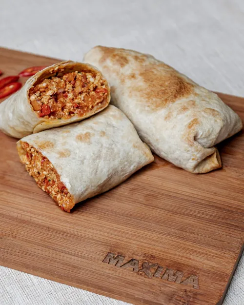 Vraps ar vegāno Boloņas mērci, rīvētu tofu un avokado