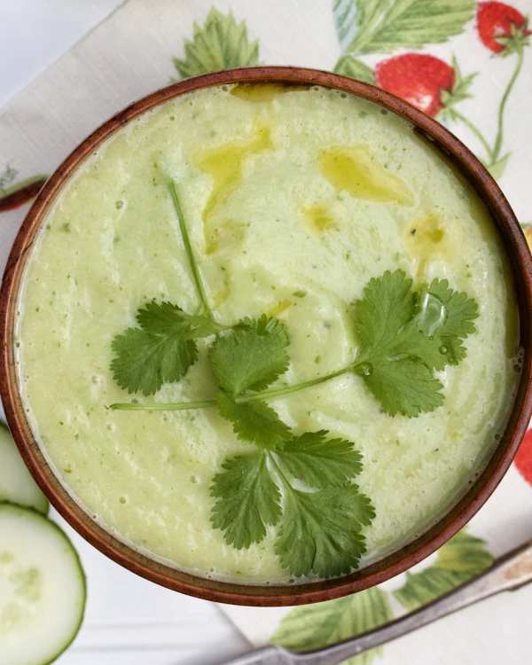 Zaļā aukstā zupa ar gurķiem un avokado