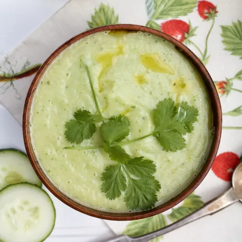 Zaļā aukstā zupa ar gurķiem un avokado