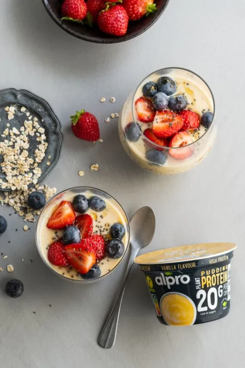 Zemeņu-melleņu overnight oats ar augu proteīnu un čia sēklām